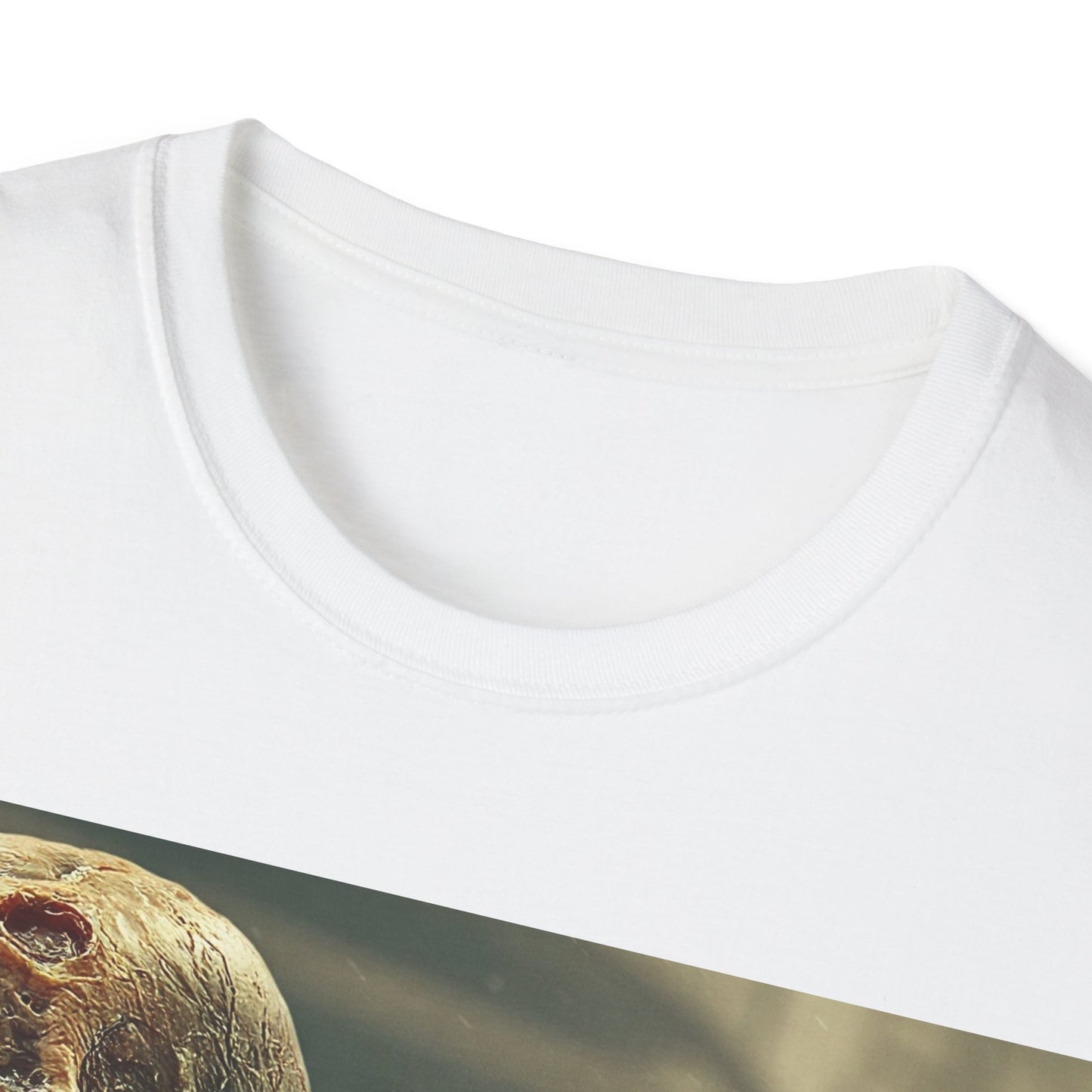 UK - Unisex Softstyle Zombie Graphic T-Shirt - Spooky Halloween Tee