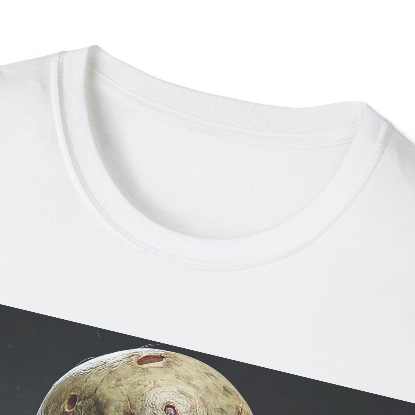 UK - Unisex Softstyle T-Shirt with Creepy Zombie Graphic - Perfect for Halloween and Horror Fans