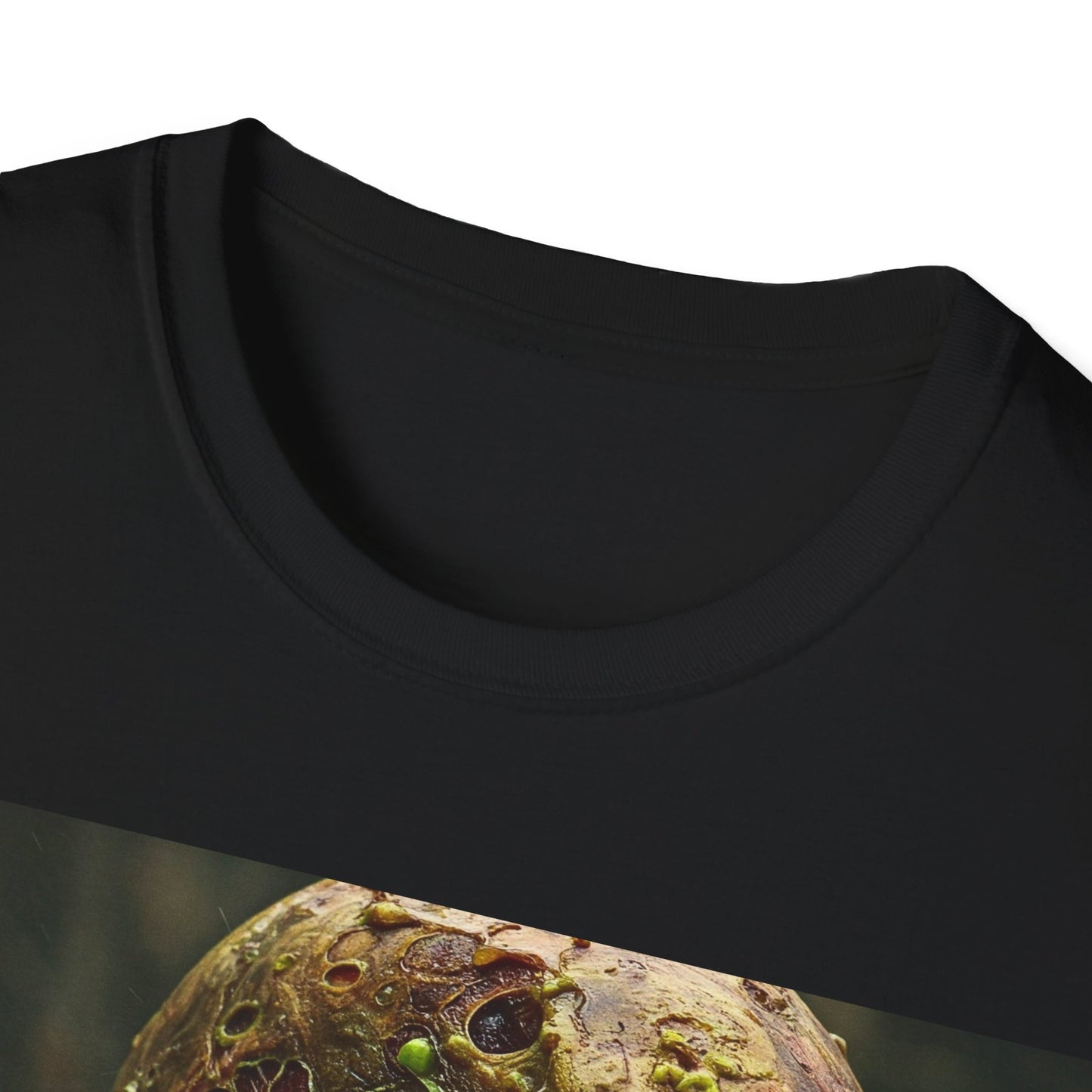 UK - Creepy Zombie Graphic Unisex Softstyle T-Shirt - Perfect for Halloween and Horror Fans