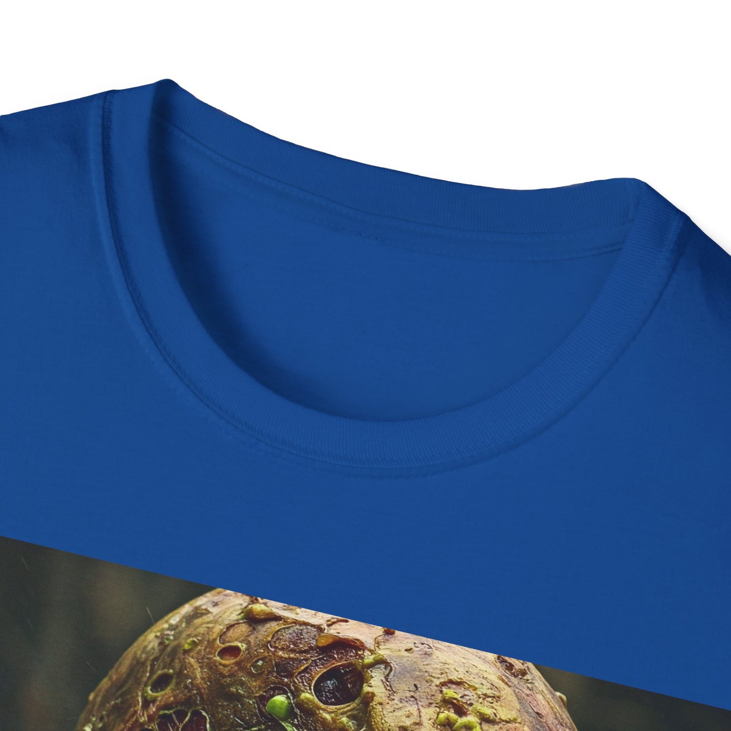 UK - Creepy Zombie Graphic Unisex Softstyle T-Shirt - Perfect for Halloween and Horror Fans
