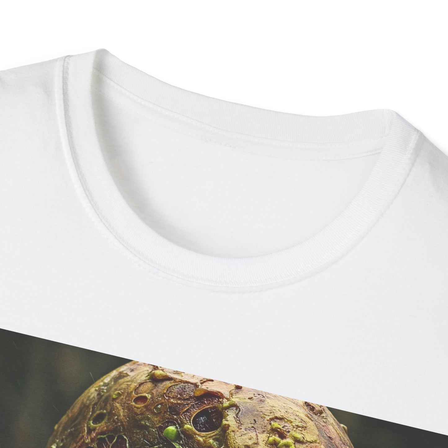 UK - Creepy Zombie Graphic Unisex Softstyle T-Shirt - Perfect for Halloween and Horror Fans