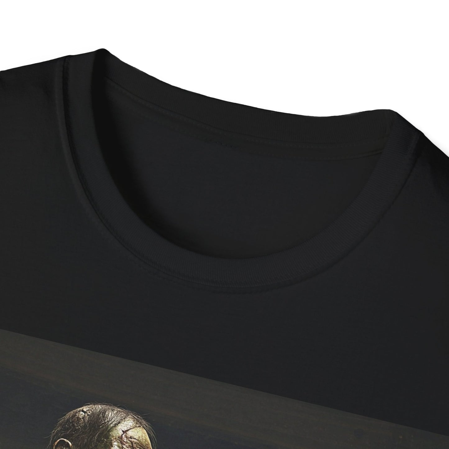 UK - Spooky Muse Unisex Softstyle T-Shirt - Gothic Art Design for Halloween and Everyday Wear