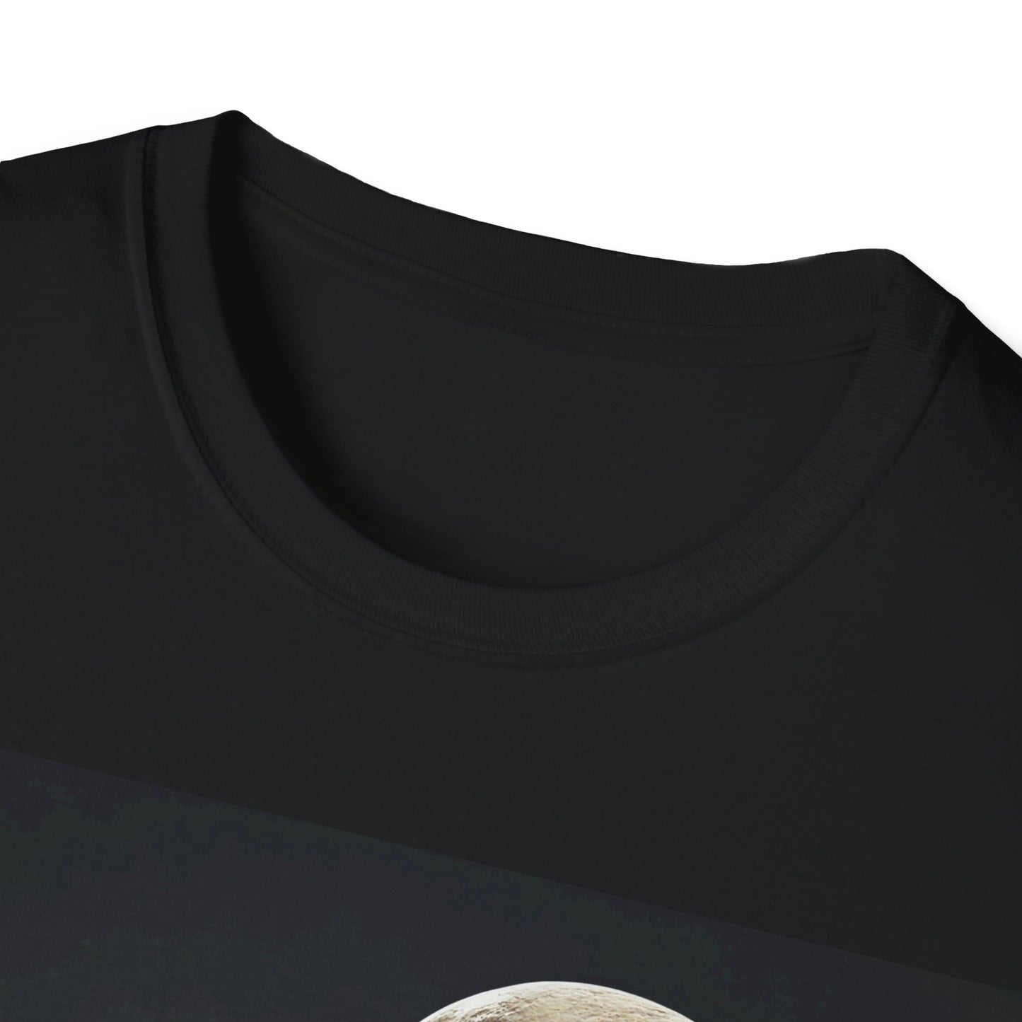 UK - Creepy Skeleton Graphic Unisex Softstyle T-Shirt - Perfect for Halloween & Horror Fans